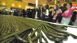 Illustration for article titled The World's Longest Sushi Roll Spans an Absurd 1.5 Miles